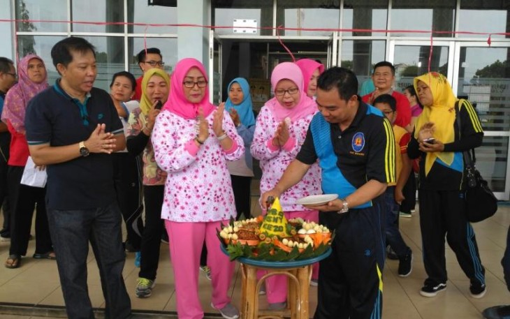 Prosesi Potong Tumpeng Oleh Direktur RSUD M Yunus Bengkulu