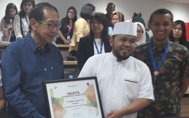 Walikota Bengkulu saat menerima penghargaan
