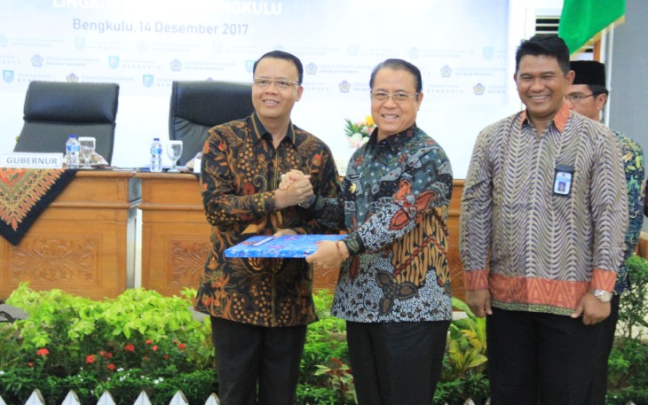 Penyerahan DIPA Oleh Plt Gubernur Bengkulu Rohidin Mersyah Kepada Bupati Kabupaten Seluma Bundra Jaya