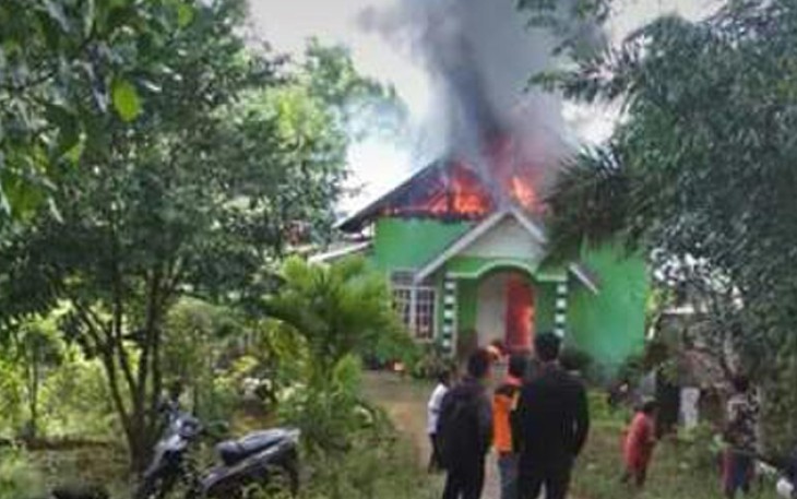 Saat kejadian, tampak api cepat membesar melalap atap rumah korban
