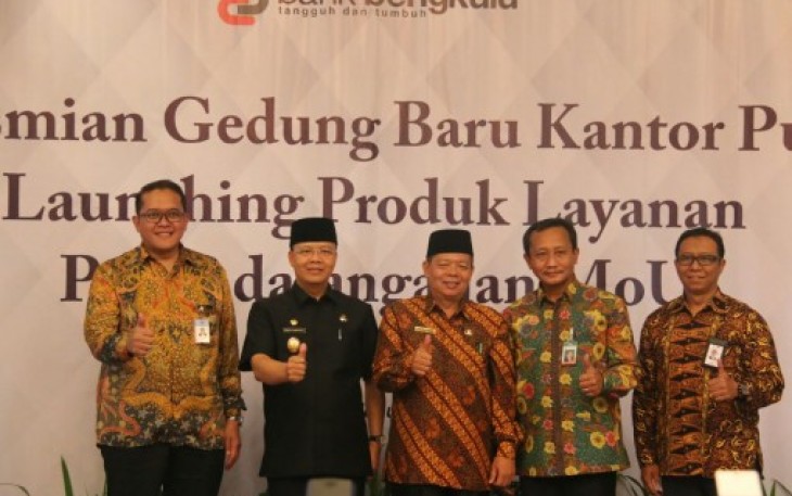 Foto Bersama Direktur Bank Bengkulu Dengan Plt Gubernur dan Pejabat Wali Kota 