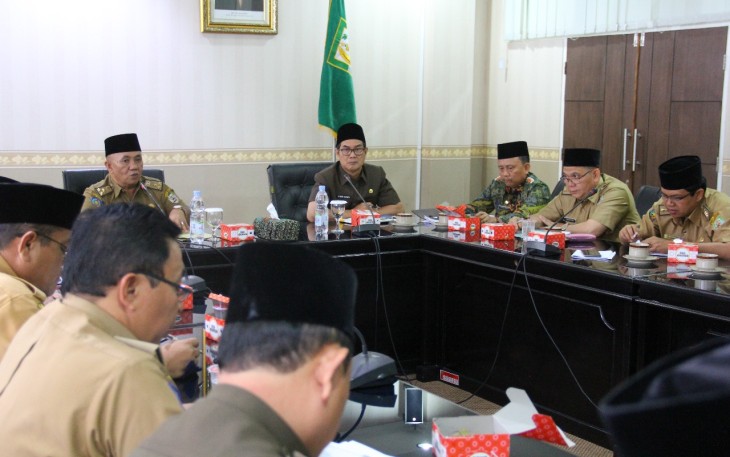 Sekda Provinsi Begkulu Nopian Andusti pada Rapat Koordinasi Peningkatan Manajemen Akuntabilitas Kinerja, Peningkatan Pelayanan Publik dan Koordinasi Satgas Percepatan Berusaha, di Ruang Rapat Rafflesia, Setda Provinsi Bengkulu, Selasa (30/01/2018).