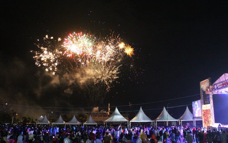 Pesta kembang api bertepatan dengan bergantinya tahun 2017 ke tahun 2018.