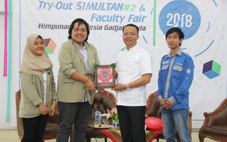 Penyerahan cinderamata oleh pengurus Hiragama kepada Plt. Gubernur Bengkulu Rohidin Mersyah