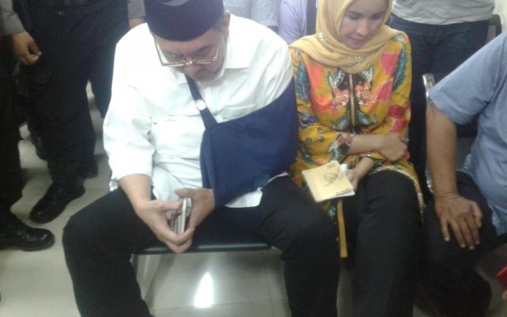 Ridwan Mukti dan istrinya Lily Martiani Maddari saat menjalani sidang vonis di PN Tipikor Bengkulu, Kamis (11/01/2018).