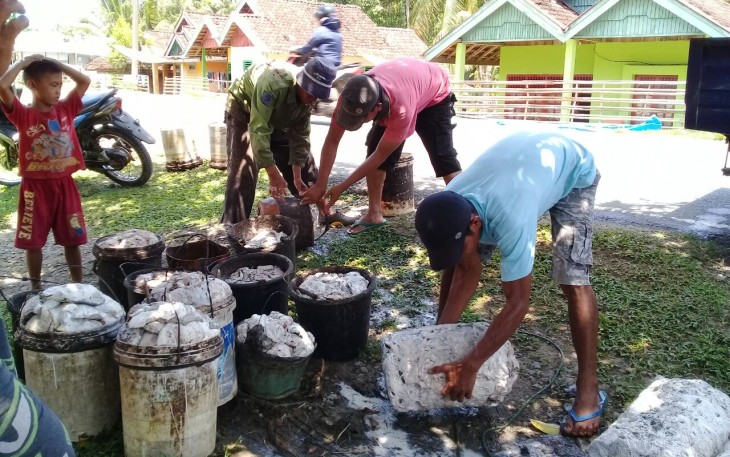 Petani karet saat akan menjual getah karetnya