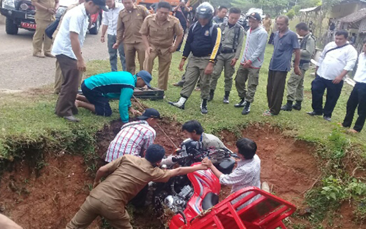 Korban dibantu ASN Dinas Pertanian Kaur mengeluarkan kendaraan dari lubang sedalam 3 meter di Pinggir Jalan
