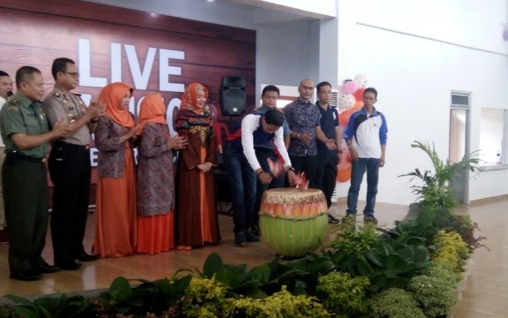 Bupati Kaur Gusril Pausi, S.Sos saat meresmikan gedung sentra kuliner, Jumat (23/02)