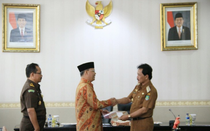 Bupati Bengkulu Tengah Ferry Ramli menerima berkas Aset TAHURA