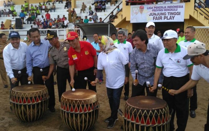 Penabuhan Dol di Lakukan Oleh Direktur Jenderal Pembinaan Hubungan Industrial dan Jaminan Sosial Tenaga Kerja (PHI Jamsos) Kementerian Ketenagakerjaan (Kemnaker) Haiyani Rumondang