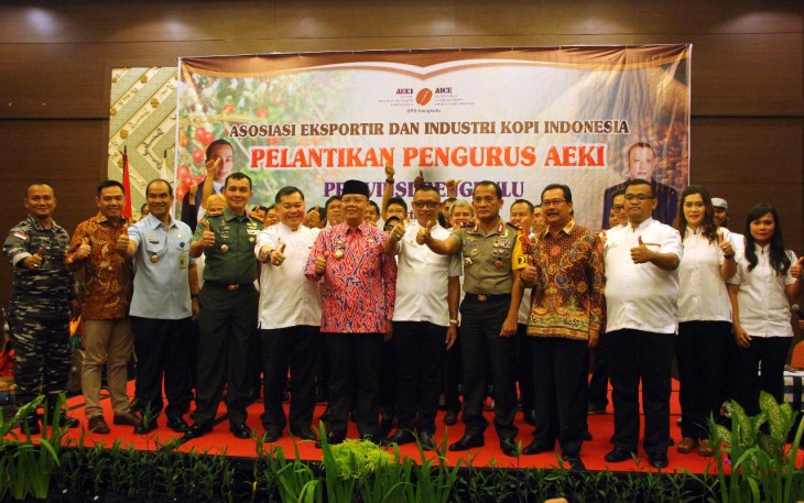 Plt Gub Rohidin Mersyah Foto Bersama Dalam Acara Pelantikan Pengurus AEKI Provinsi Bengkulu 
