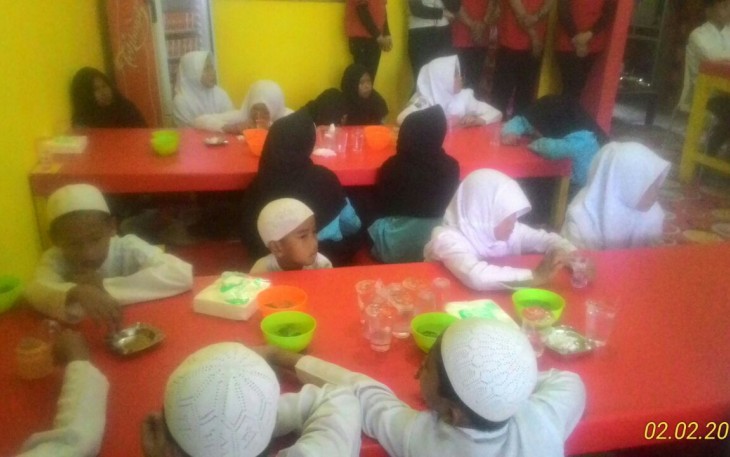 Nampak anak-anak yatim menunggu untuk menikmati Ayam Geprek Cacam