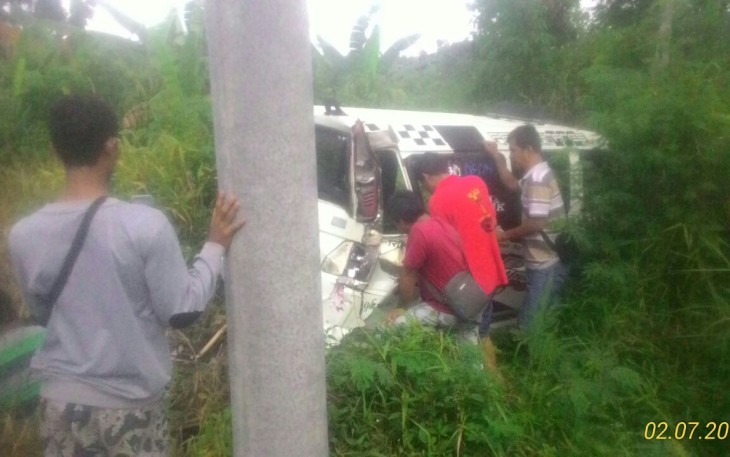 Saat kejadian, angkot ringsek di semak pinggir jalan