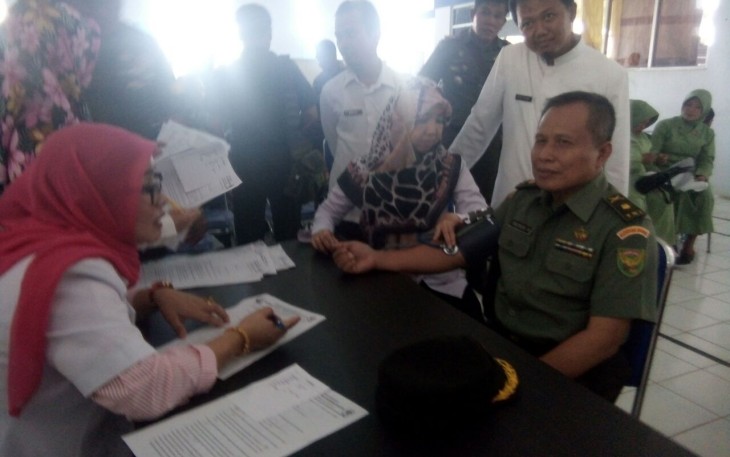 Perwira Penghubung (Pabung) Kodim 0408 Bengkulu Selatan Mayor Inf Onsunoni sebelum melakukan donor darah