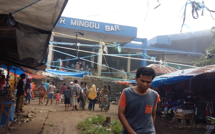 Saat kejadian kebakaran, para pedagang dan pembeli berhamburan keluar gedung