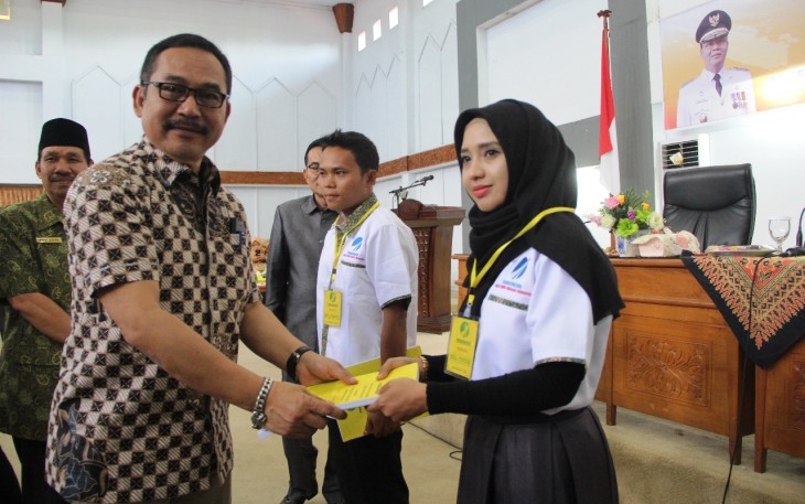 Penyematan tanda peserta oleh Direktur Bina Pemagangan Kementerian Tenaga Kerja RI Asep Gunawan.