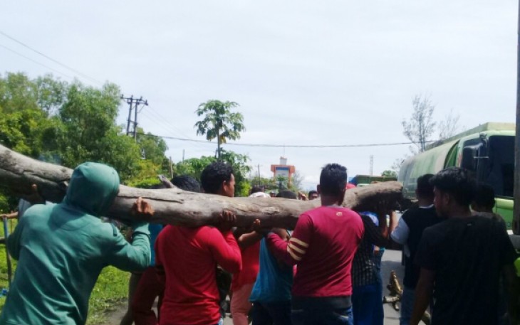 Aksi para nelayan saat memblokir jalan menuju Pelabuhan Pulau Baai, Rabu (07/03/2018)