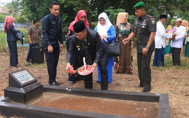 Pejabat Wali Kota Bengkulu Melakukan Tabur Bunga Di Makam Mantan Wali Kota Bengkulu