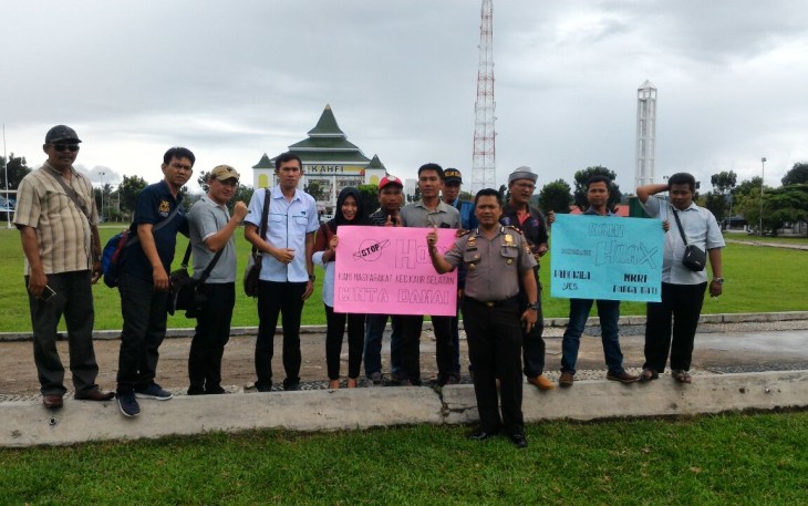 Kapolsek Kaur Selatan bersama wartawan saat deklarasi berantas hoax