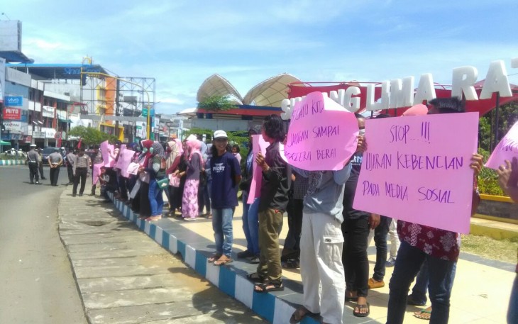 Puluhan massa saat menggelar aksi damai di Simpang Lima, Kota Bengkulu.