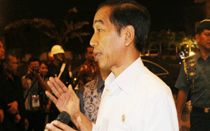 Presiden Jokowi saat menghampiri awak media di Hotel Santika Bengkulu pasca berkunjung ke Bengkulu pada tahun 2014.