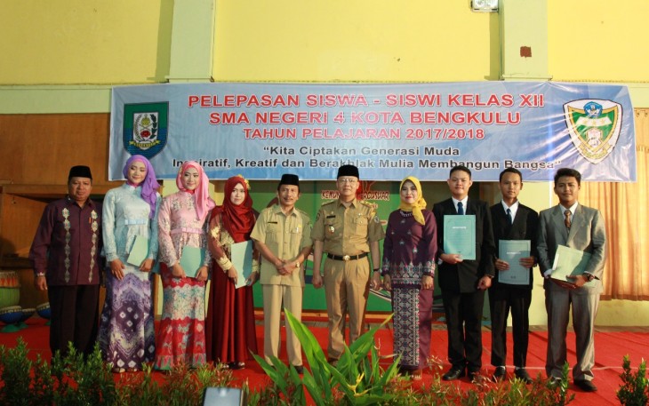 Plt Gubernur Bengkulu Rohidin Mersyah Menghadiri Pelepasan Sekaligus Perpisahan siswa - siswi kelas XII SMA 4 Kota Bengkulu Tahun Pelajaran 2017/2018
