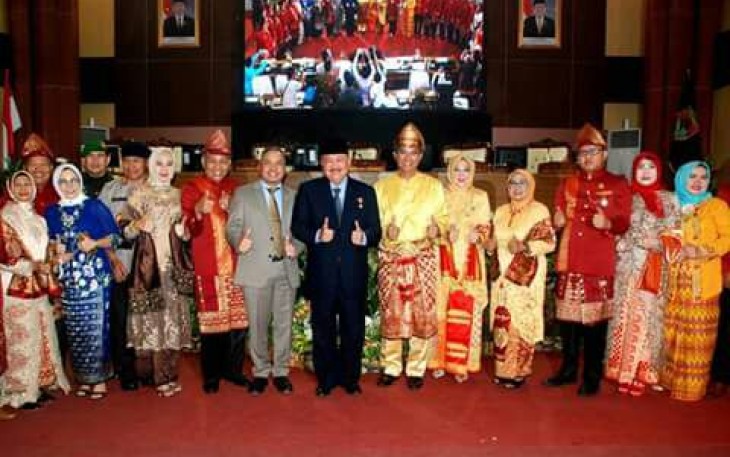 Gubernur Sumatera Selatan, Alex Noerdin memberikan apresiasi dan penghargaan kepada pasangan Bupati Musi Rawas, H Hendra Gunawan dan Wakil Bupati Musi Rawas, Hj Suwarti