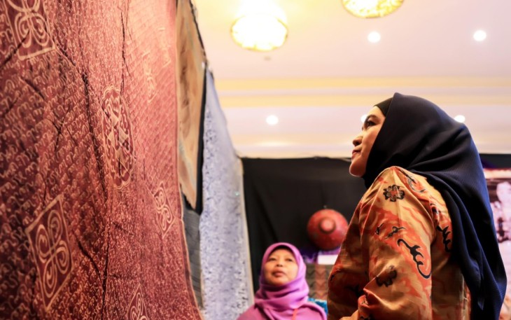 Ketua Dekranasda Provinsi Bengkulu Derta Wahyulin Rohidin Mersyah Melihat Koleksi Kain Basurek Muslim Bengkulu