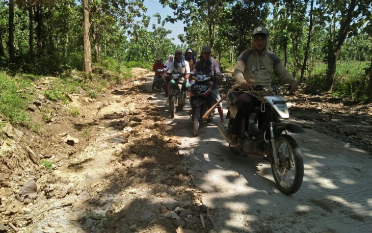 Warga Luar Desa Godo Ikut Menikmati Jalan Hasil TMMD Kodim Pati