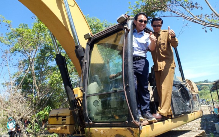 Bupati Kaur Gusril Fauzi,S.Sos didampingi Kepala Dinas Perikanan dan Kelautan Provinsi Bengkulu Ivan Samsurizal MSi saat melakukan penyerahan excavator