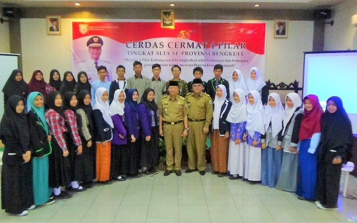 Plt Gubernur Bengkulu Rohidin Mersyah Foto Bersama Peserta Cerdas Cermat Empat Pilar Se-Provinsi Bengkulu