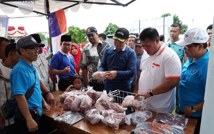 Plt. Gubernur Bengkulu Rohidin Mersyah menyerahkan bantuan kepada 5 Kube yakni Kube Seruni.