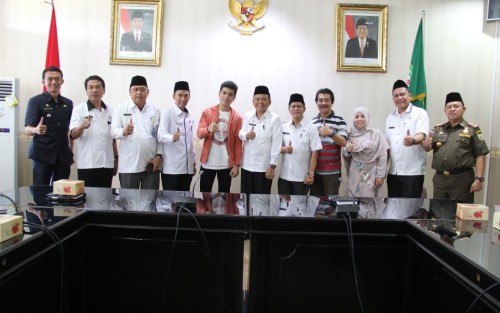 Asisten I Setda Provinsi Bengkulu Bidang Pemerintahan dan Kesra Hamka Sabri dan Ryas Randa Foto Bersama Usai Audiensi