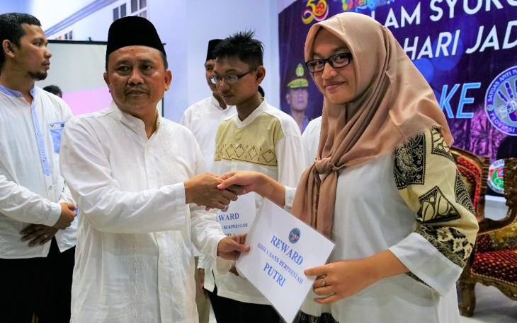 Asisten I Hamka Sabri saat menyerahkan Reward kepada Anggota SANS yang berprestasi di sekolahnya.