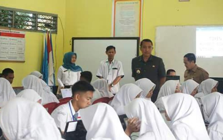 Pj.Walikota Lubuklinggau saat memantau langsung UNBK