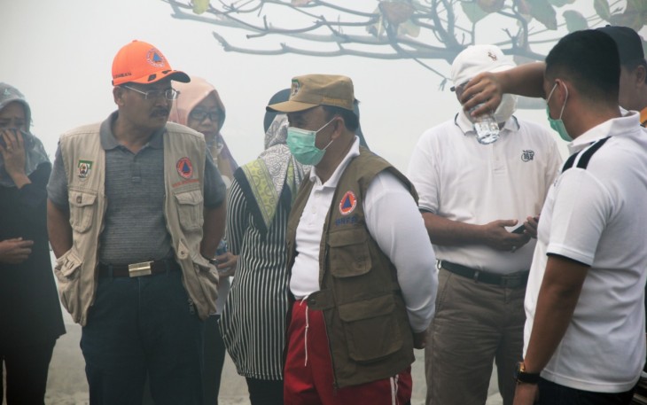 Sekda Bengkulu bersih-bersih pantai.