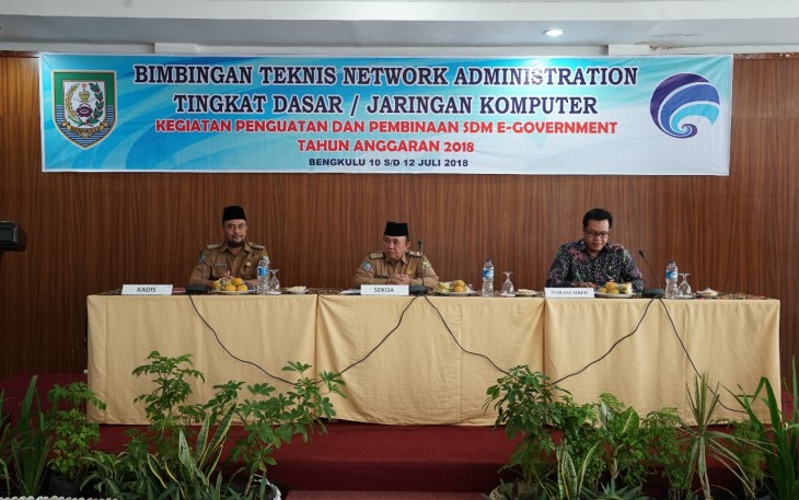 Nopian Andusti saat membuka Bimbingan Teknis Network Administration Tingkat Dasar.