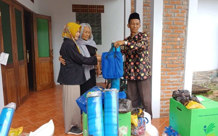 Kepala Dinsos Kota Bengkulu Syahrul Tamzie Memberikan Bantuan Kepada Korban Kebakaran 