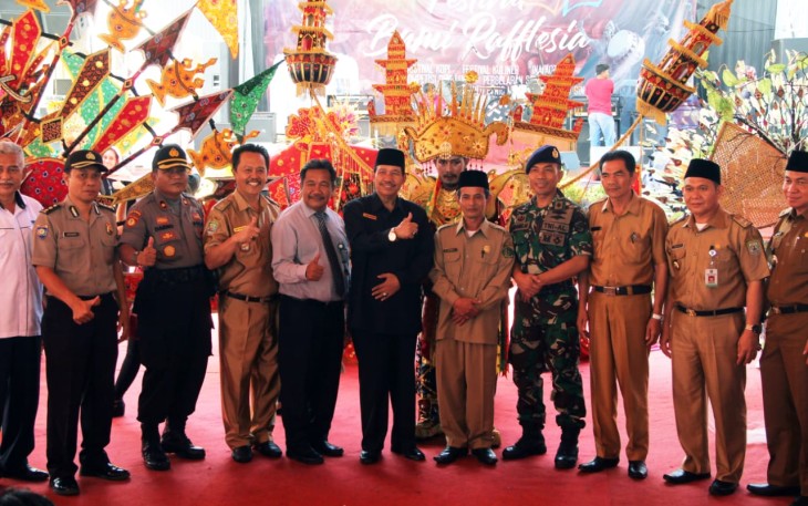 Foto bersama usai acara penutupan Festival Bumi Rafflesia Tahun 2018