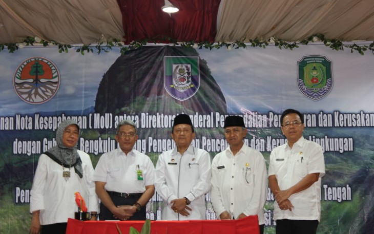Foto bersama usai penandatanganan MoU.