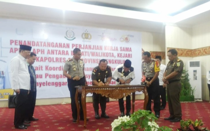 Para Bupati/Walikota, Kejari dan Kapolres se-Provinsi Bengkulu menandatangani perjanjian kerjasama koordinasi antar APIP-APH di Balai Raya Semarak Rabu (4/7/2018).