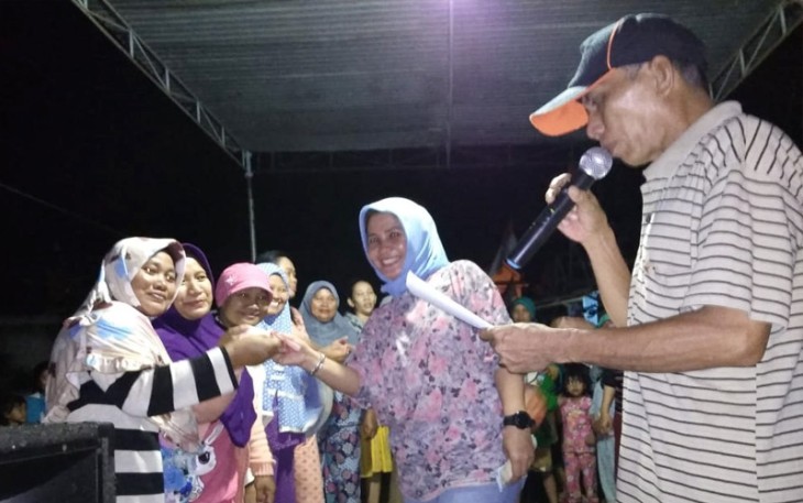 Warga semangat menerima hadiah yang diberikan Kapolsek Megang Sakti diwakili istrinya Yesi (kanan mengenakan jilbab hijau), ditempat tinggalnya Prumnas lestari kecamatan Lubuklinggau Timur 1 Kota Lubuklinggau Provinsi Sumatera Selatan,Juumat (17/8).