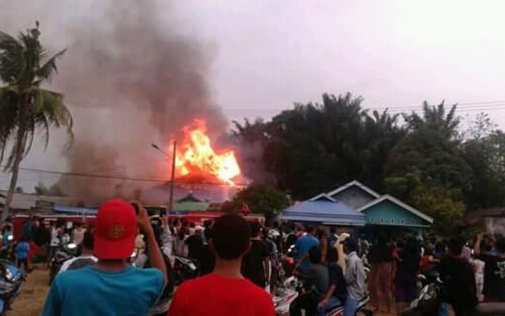 Saat kejadian api tampak membesar membakar seluruh bangunan