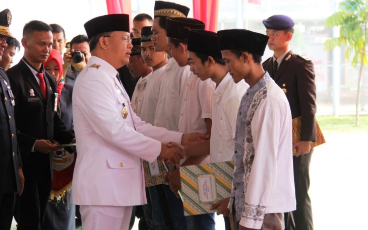 Gubernur Bengkulu meyerahkan remisi secara simbolis kepada beberapa napi