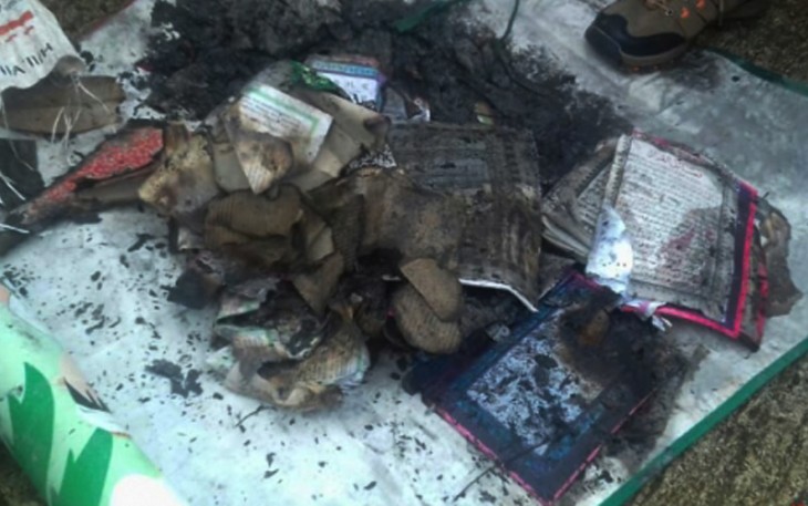 Alquran dan beberapa buku nampak hangus terbakar 