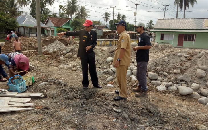 Sekretaris PUPR Bersama Bupati Kaur saat meninjau Proyek Jalan dan Tugu Kasuk Baru
