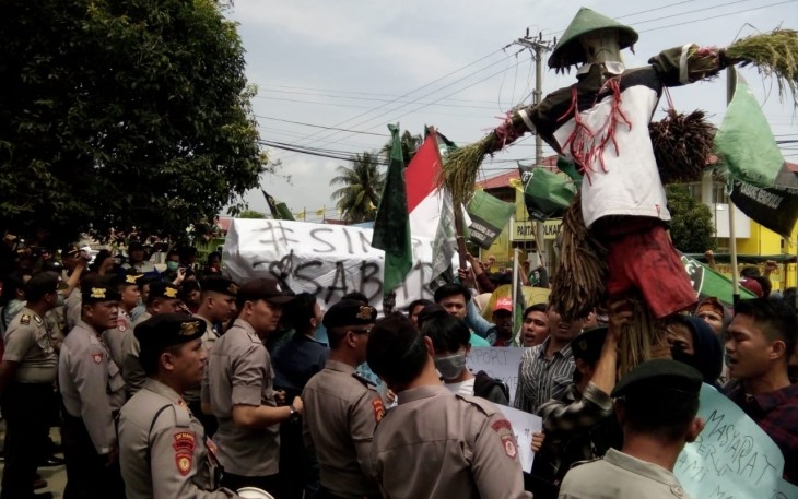 Massa HMI saat demo di depan kantor DPRD Provinsi Bengkulu