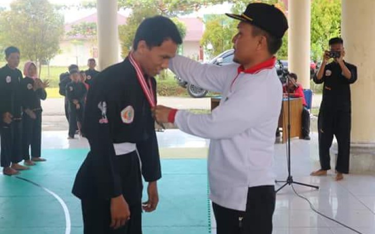 Assisten III Ujang Syafiri saat mewakili Bupati Kaur membuka Kejurda Pencak Silat
