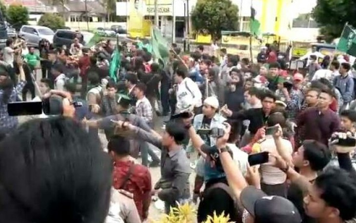 Massa HMI dihalau petugas saat mendesak masuk ke gedung DPRD