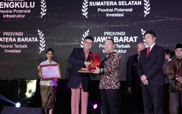 Plt Gub Rohidin Mersyah terima penghargaan Indonesia's Attractiveness 2018 untuk Provinsi Bengkulu kategori provinsi potensial dimensi infrastruktur.